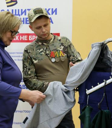 С этого года фонд «Защитники Отечества» обеспечивает ветеранов спецоперации с инвалидностью адаптивной одеждой, которая учитывает их физиологические особенности. Первый такой комплект получил участник СВО из Вологды.