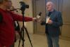 Режиссёр Тагир Саберов даёт интервью местному пресс-центру.